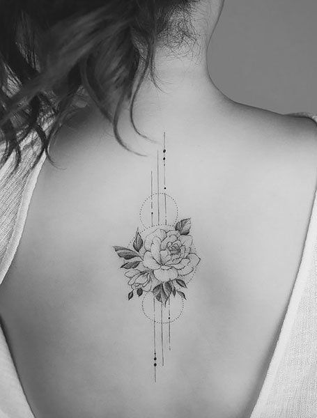 Tatouage Pivoines Et Figures Géométriques Dotwork Sur Le Dos