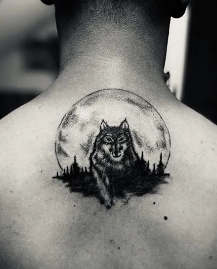 Tatouage Pleine Lune Et Loup Noir Et Gris Sur Le Dos