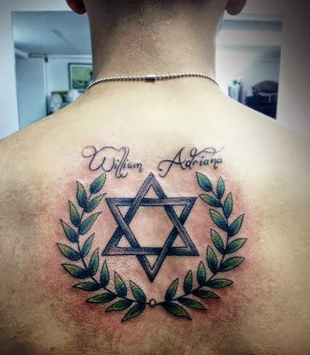 Tatouage étoile, Couronne De Laurier Et Nom Sur Le Dos
