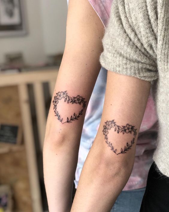 Tatouage Fleurs En Forme De Coeur Sur Le Bras