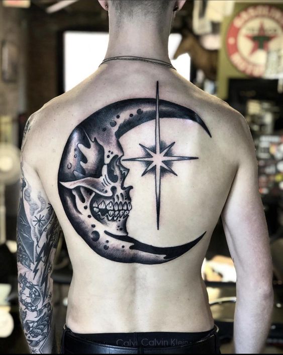 Tatouage Lune Graphique Imposante Et étoile Sur Le Dos