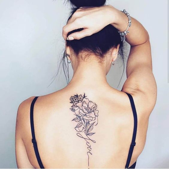 Tatouage Pivoine à L'encre Noire Et Mot Love Sur Le Dos