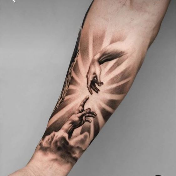 Tatouage Soleil Et Mains Sur L'avant Bras