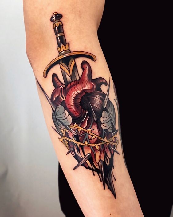 Tatouage Coeur, épines Et Couteau Sur L'avant Bras