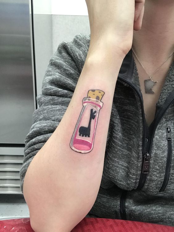 Tatouage Flacon Lama Sur L'avant Bras
