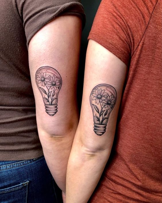 Tatouage Fleurs Dans Une Ampoule Sur Le Bras