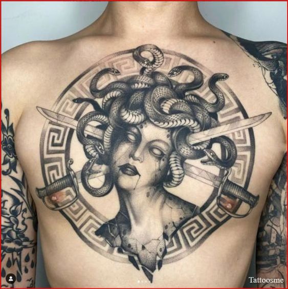 Tatouage Médusa Et épée Sur Le Torse