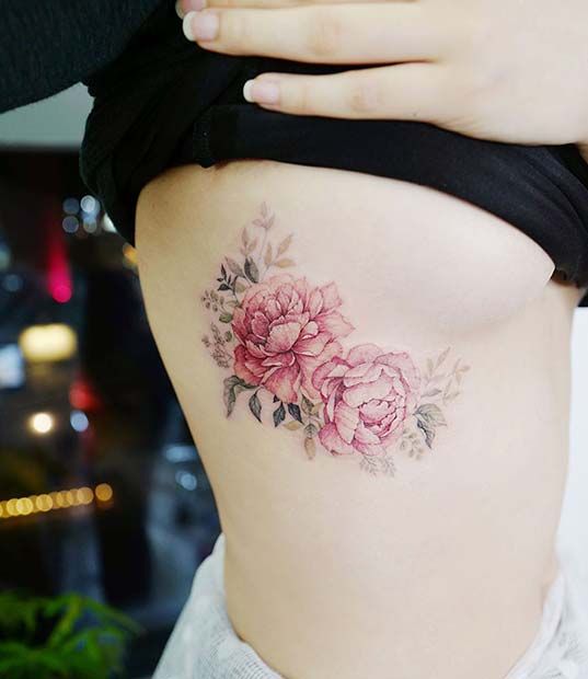 Tatouage Pivoines Rouges Sur Les Côtes