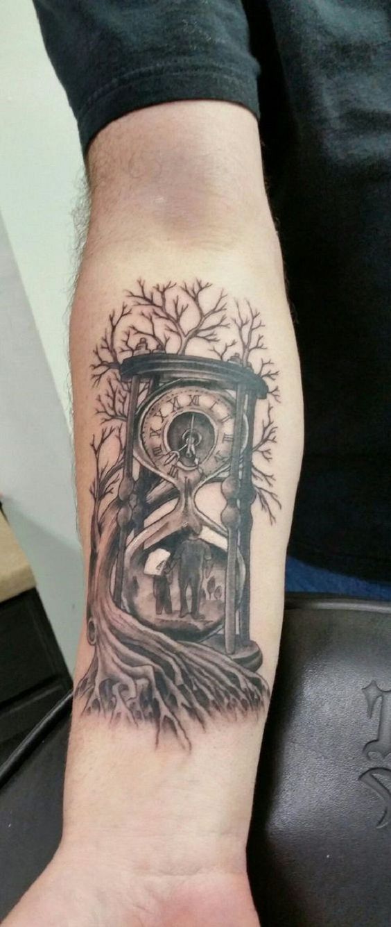 Tatouage Arbre De Vie, Sablier Et Horloge Sur L'avant Bras