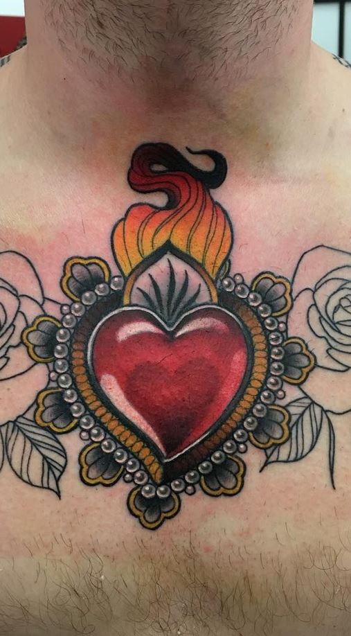 Tatouage Coeur Et Bijoux Sur Le Torse