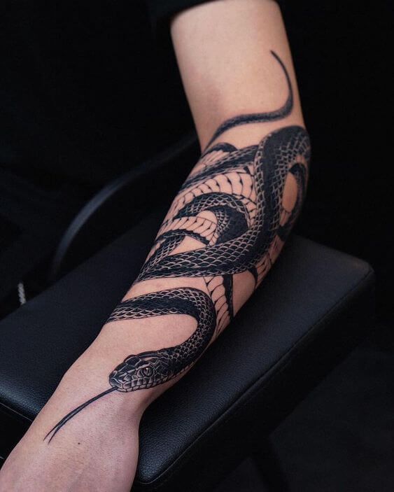 Tatouage Serpent Noir Réaliste Sur L'avant Bras