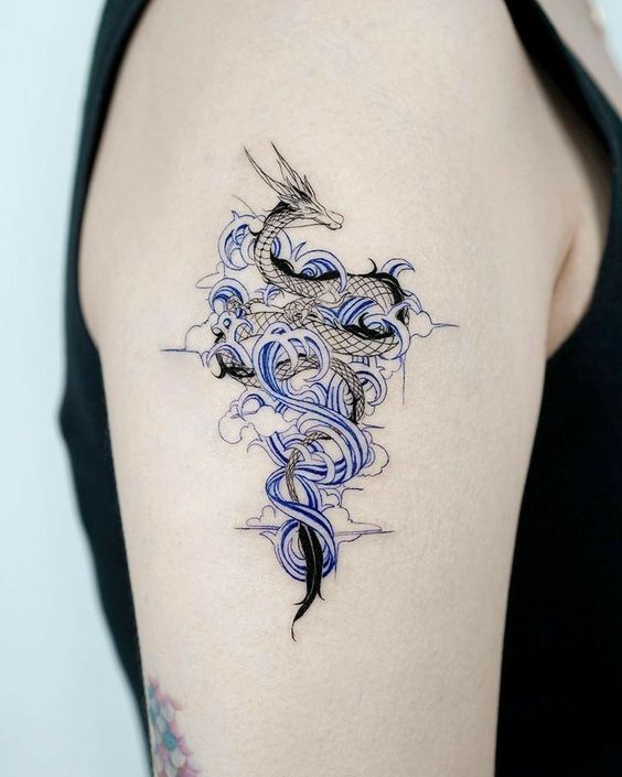 Tatouage Dragon Noir, Vagues Et Nuages Sur Le Bras