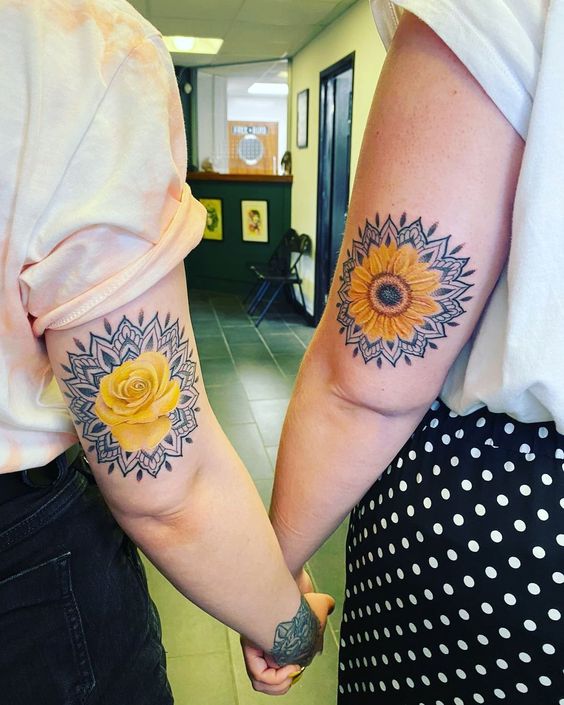 Tatouage Fleurs Jaunes Et Mandala Sur Le Bras