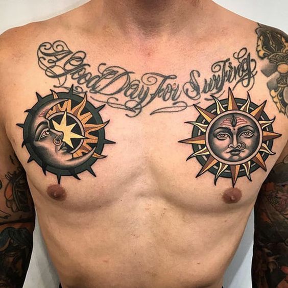 Tatouage Lune, Soleil Et Phrase Sur Le Torse