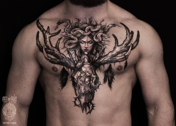 Tatouage Médusa Et Crâne De Cerf Sur Le Torse