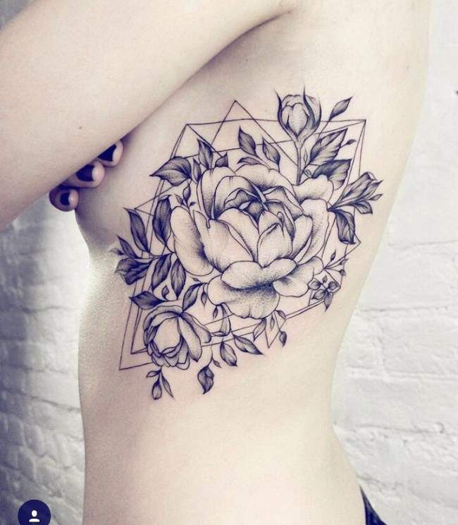 Tatouage Pivoines Et Figures Géométriques Sur Les Côtes