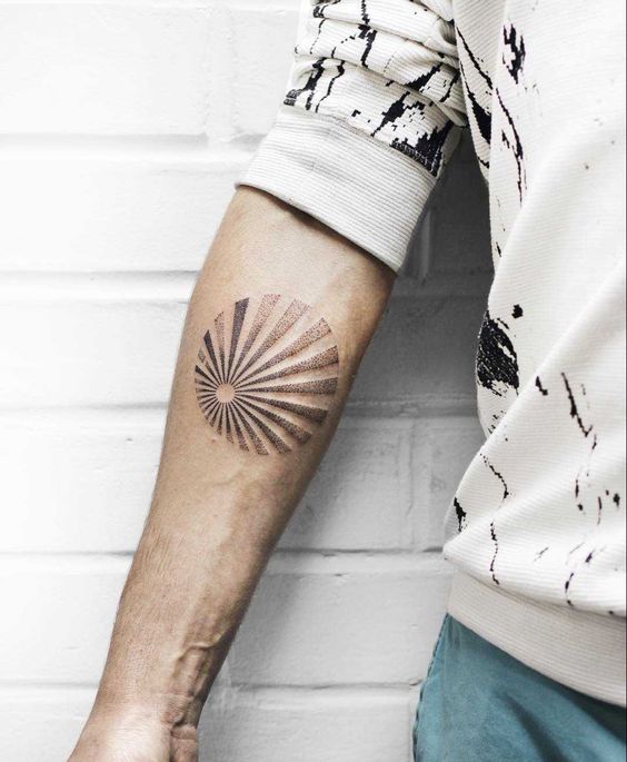 Tatouage Soleil Japonais Rond Sur L'avant Bras