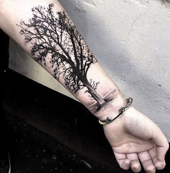 Tatouage Arbre De Vie Imposant à L'encre Noire Sur L'avant Bras