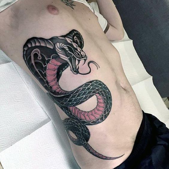 Tatouage Cobra Noir Et Rouge Sur Les Côtes