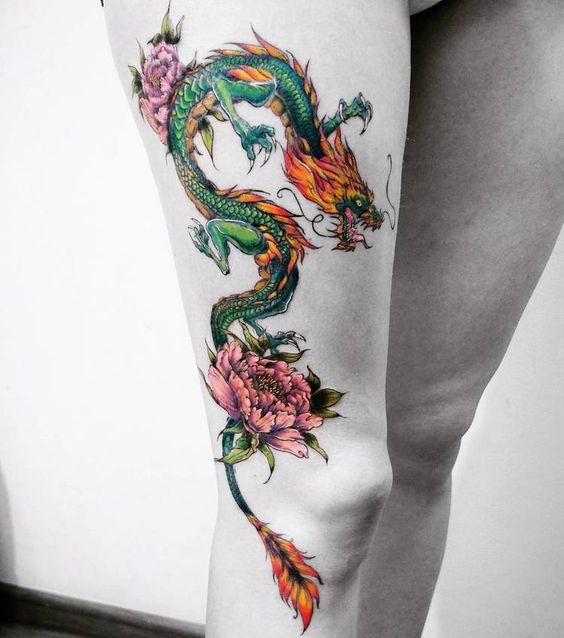 Tatouage Dragon Vert Et Fleurs Roses Sur La Cuisse