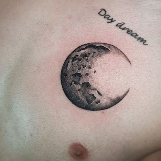 Tatouage Lune Croissante Et Mots Inspirants Sur Le Torse