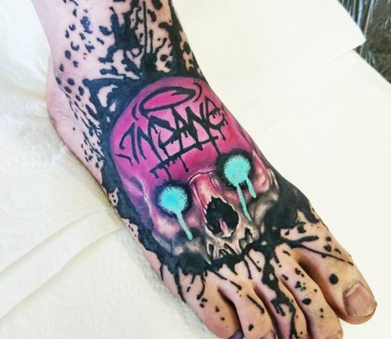 Tatouage Pied En Forme De Crâne Avec Mot Inspirant