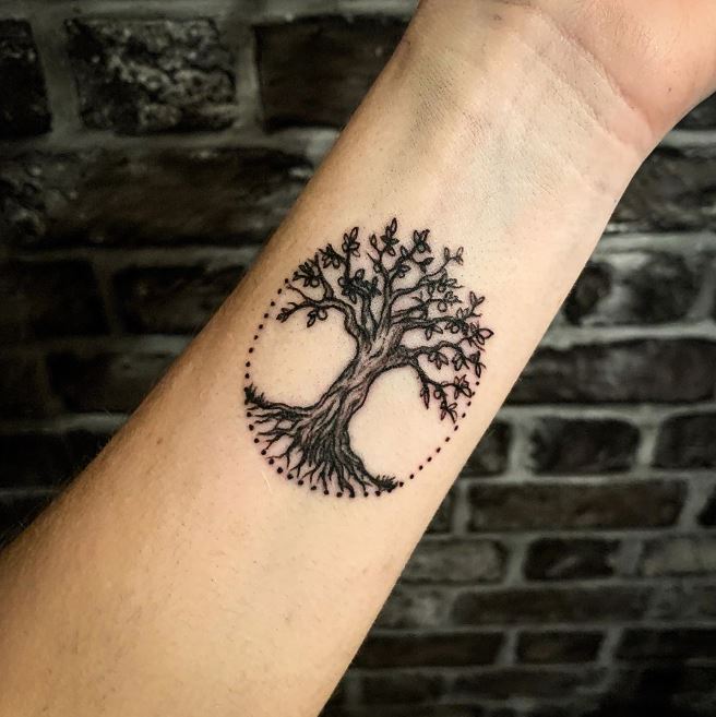 Tatouage Arbre De Vie Dans Un Cercle Dotwork Sur L'avant Bras