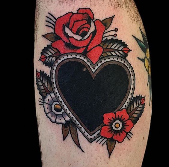 Tatouage Coeur Noir Et Fleurs Rouges Sur La Jambe