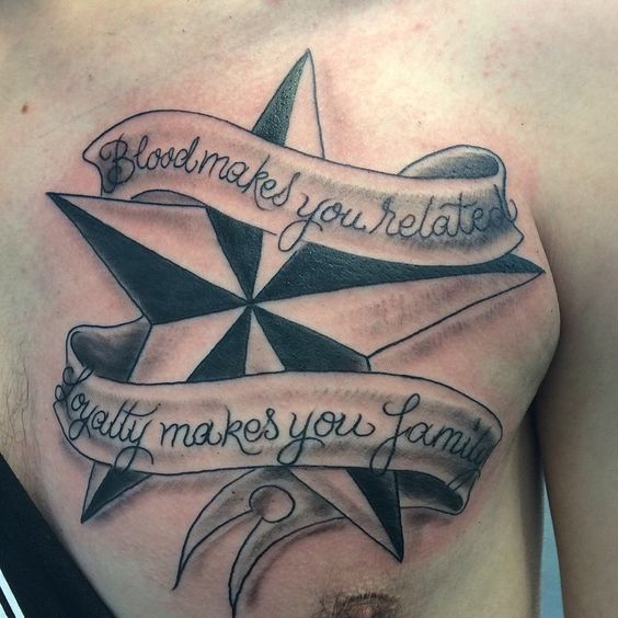 Tatouage étoile Et Phrase Inspirante Sur Le Torse