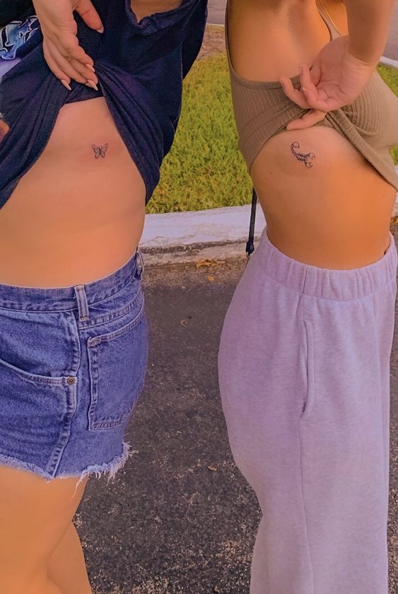 Tatouage Papillon Et Scorpion Sur Les Côtes
