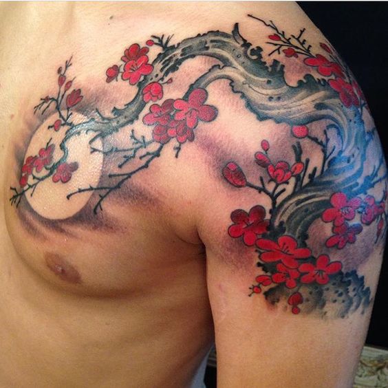 Tatouage Pleine Lune Et Fleurs De Cerisier Sur Le Torse