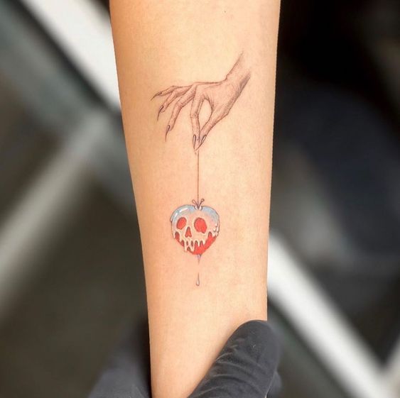 Tatouage Pomme Empoisonné Sur L'avant Bras
