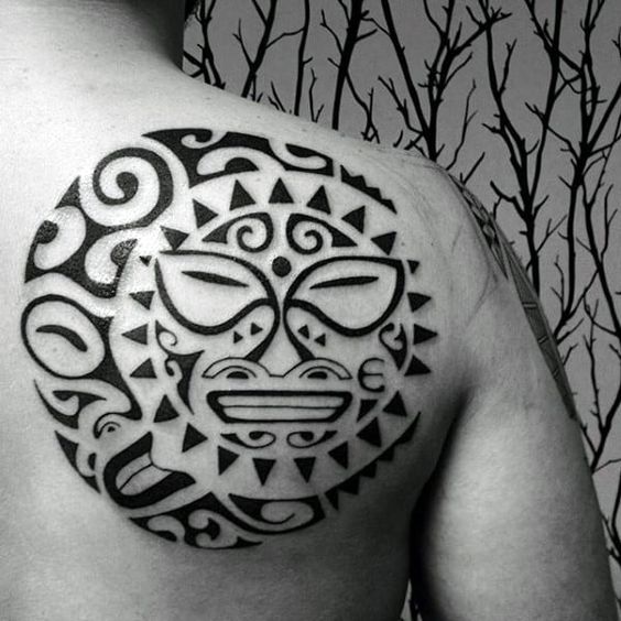 Tatouage Soleil Tribal Avec Demi Dieu Tiki Sur Le Dos