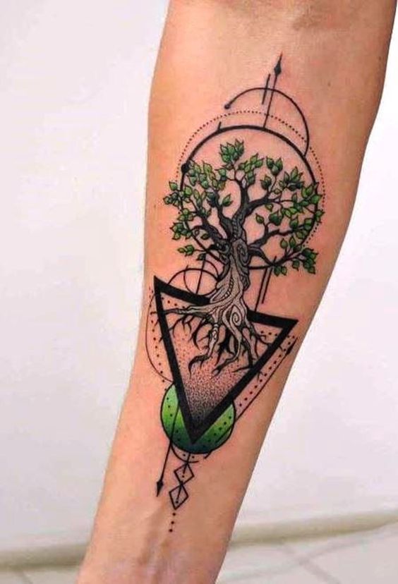 Tatouage Arbre De Vie Vert Et Figures Géométriques Sur L'avant Bras
