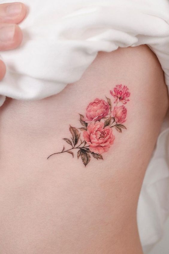 Tatouage Pivoines Rouges Sur Les Côtes