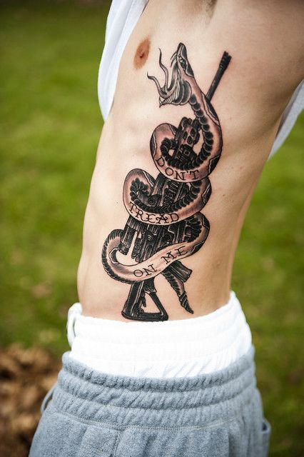 Tatouage Serpent, Fusille Et Phrase Sur Les Côtes