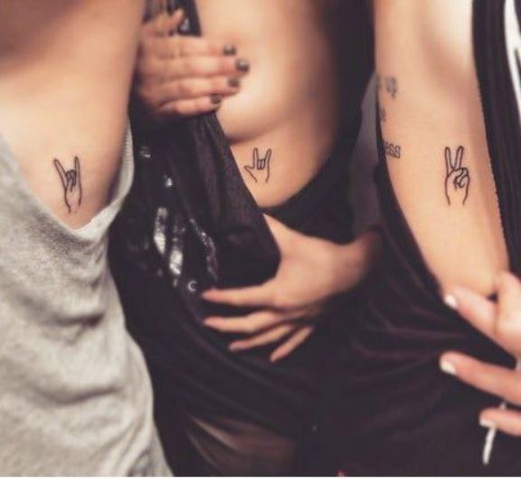 Tatouage Signes Avec Les Doigts Sur Les Côtes