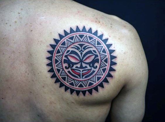 Tatouage Soleil Tribal Coloré Sur Le Dos