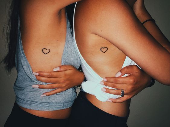Tatouage Coeur Discret Sur Les Côtes