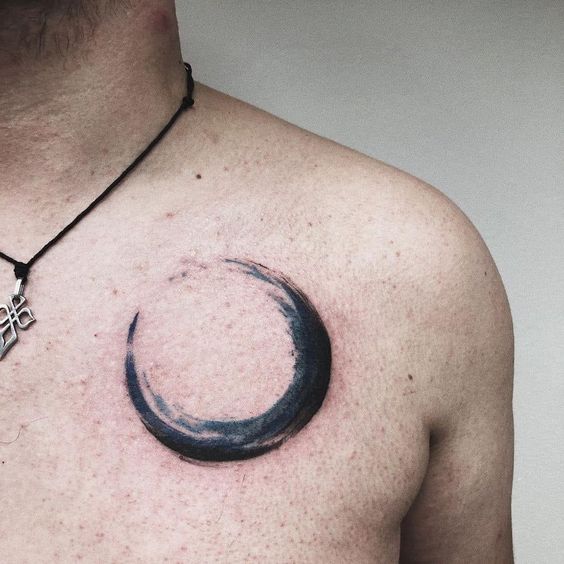 Tatouage Croissant De Lune Noir Sur Le Torse