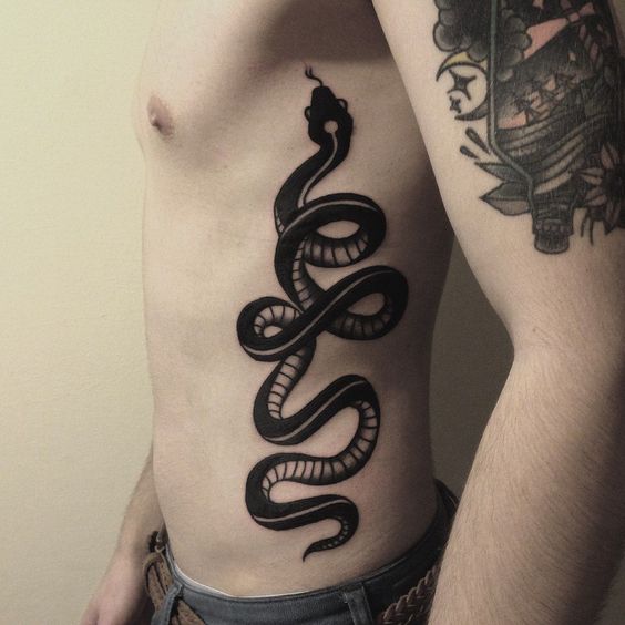 Tatouage Serpent Noir Sur Les Côtes