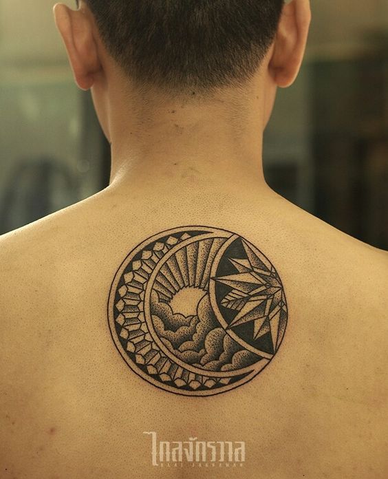 Tatouage Soleil, Lune Et étoile Géométriques Sur Le Dos