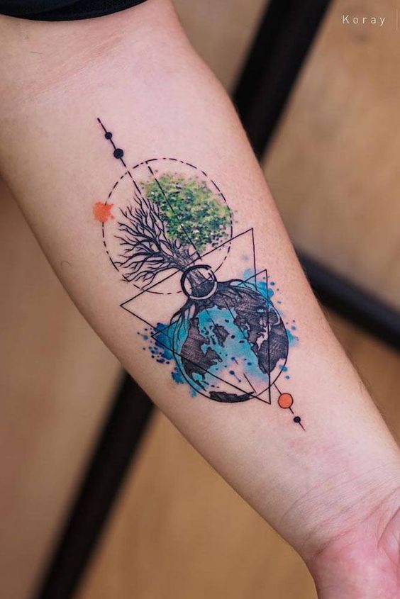Tatouage Arbre De Vie Et Planète Sur L'avant Bras