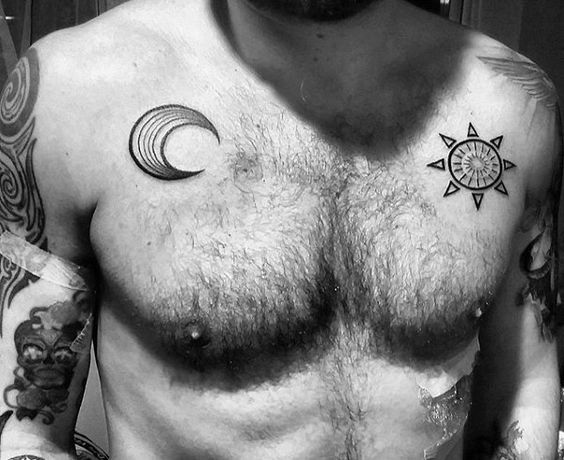 Tatouage Croissant De Lune Et Soleil Tribal Sur Le Torse