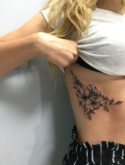 Tatouage Pivoine Et Triangle Sur Les Côtes