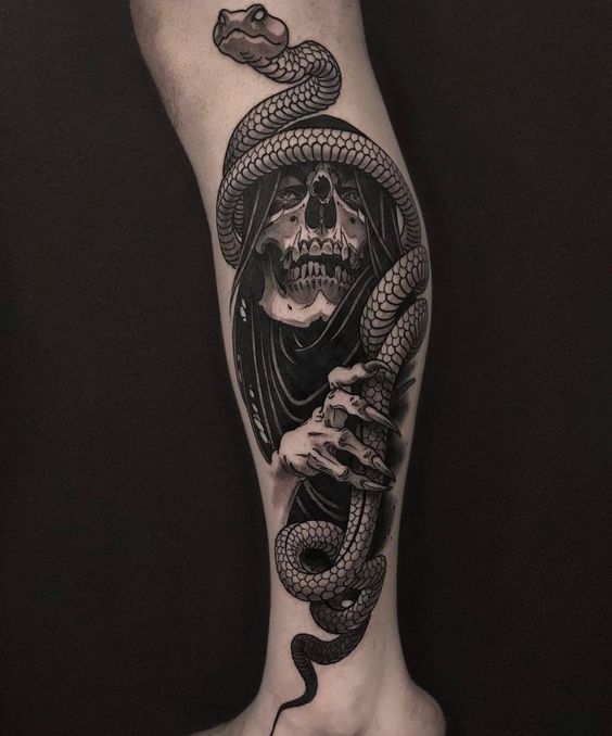 Tatouage Serpent Et Crâne En Noir Et Gris Sur La Jambe