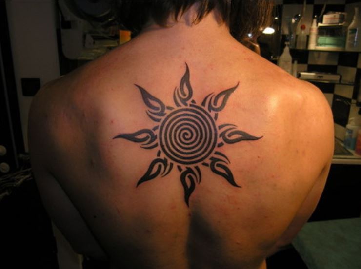 Tatouage Soleil Et Spirale Sur Le Dos