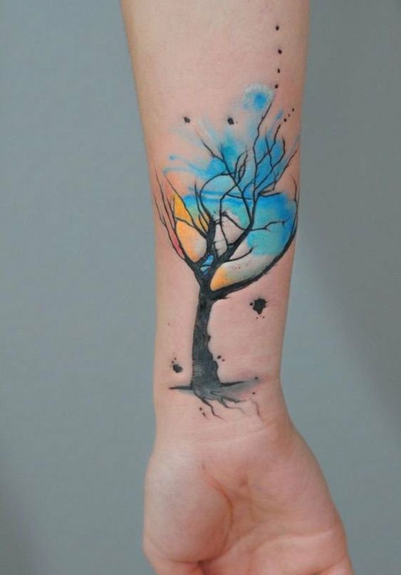 Tatouage Arbre De Vie Et Couleurs Aquarelles Sur L'avant Bras