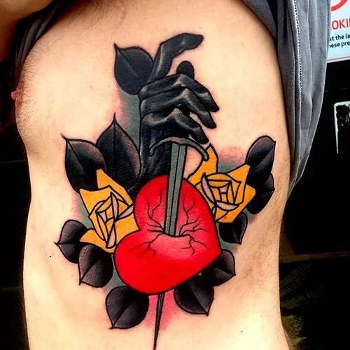 Tatouage Coeur Rouge Poignardé Et Fleurs Jaunes Sur Les Côtes
