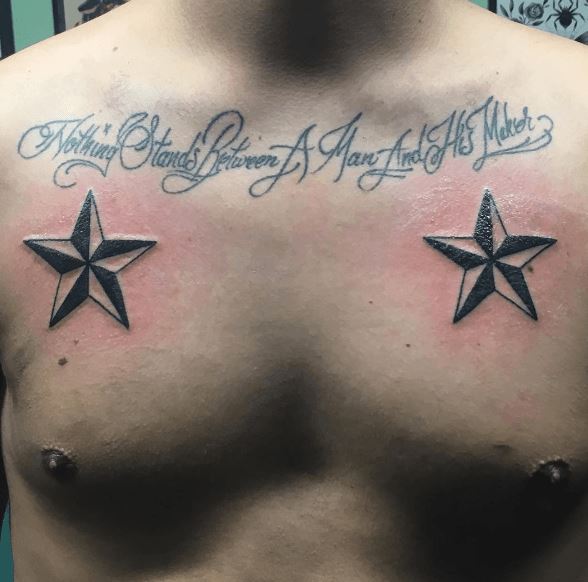 Tatouage Deux étoiles Et Phrase Inspirante Sur Le Torse